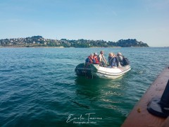 L'annexe du bateau pour des prises de vue au ras de l'eau