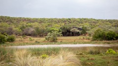 Metsi lodge vu depuis l'autre côté du point d'eau