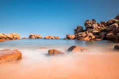 Seule sur le sable